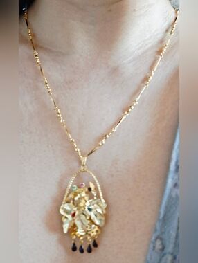 Vintage 80s Beautiful Jewelled Flower Bouquet Pendant Necklace